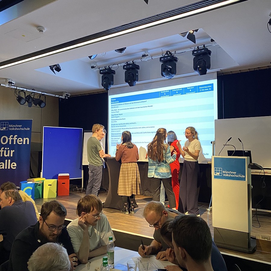 Diskussion der Kandidat:innen während Vorting